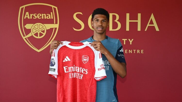 Andre Harriman-Annous after signing his first professional contract with Arsenal (Photo via Arsenal.com)