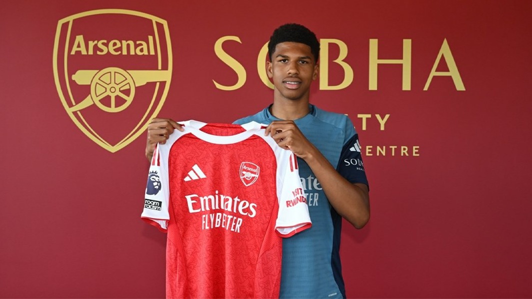 Andre Harriman-Annous after signing his first professional contract with Arsenal (Photo via Arsenal.com)
