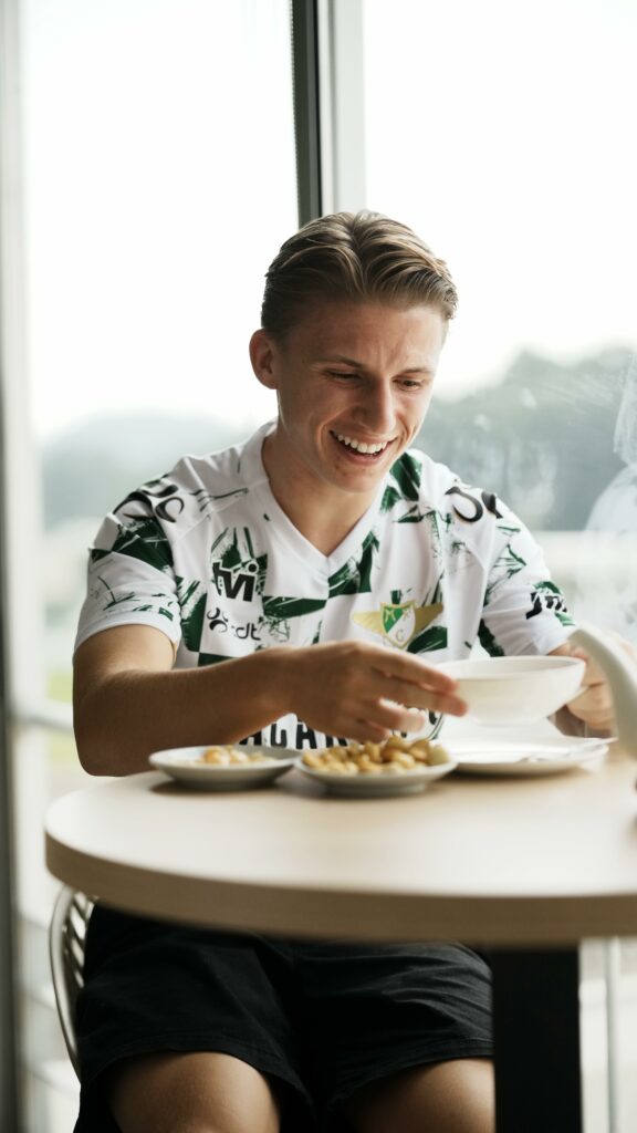 Jimi Gower after signing for Moreirense (Photo via Moreirense on Instagram)