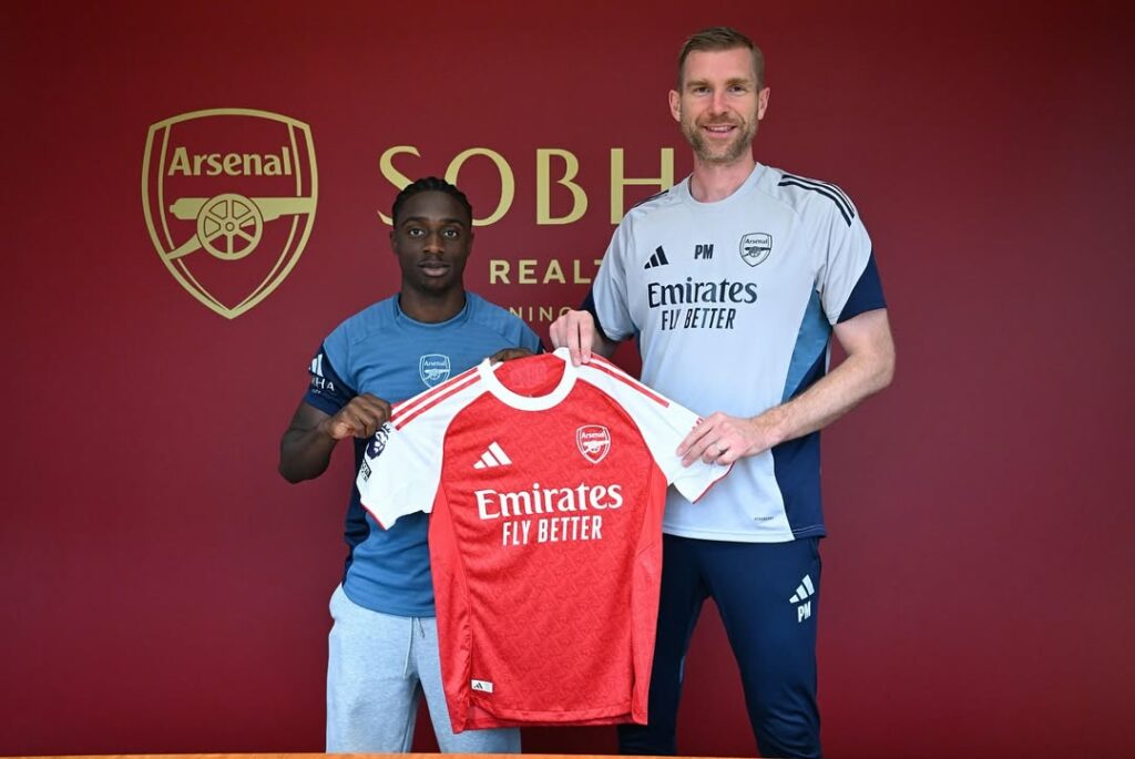 Arsenal winger signs new contract amid loan possibility 4 Ismeal Kabia with Per Mertesacker after signing his new contract with Arsenal (Photo via OfficialArsenalAcademy on Instagram)