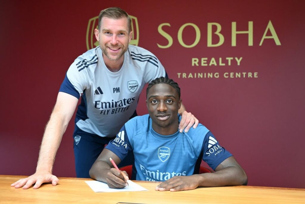 Arsenal winger signs new contract amid loan possibility 2 Ismeal Kabia with Per Mertesacker after signing his new contract with Arsenal (Photo via OfficialArsenalAcademy on Instagram)