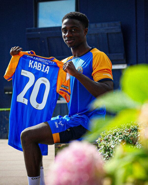 Ismeal Kabia signing for Shrewsbury Town (Photo via Shrewsbury Town on Twitter)