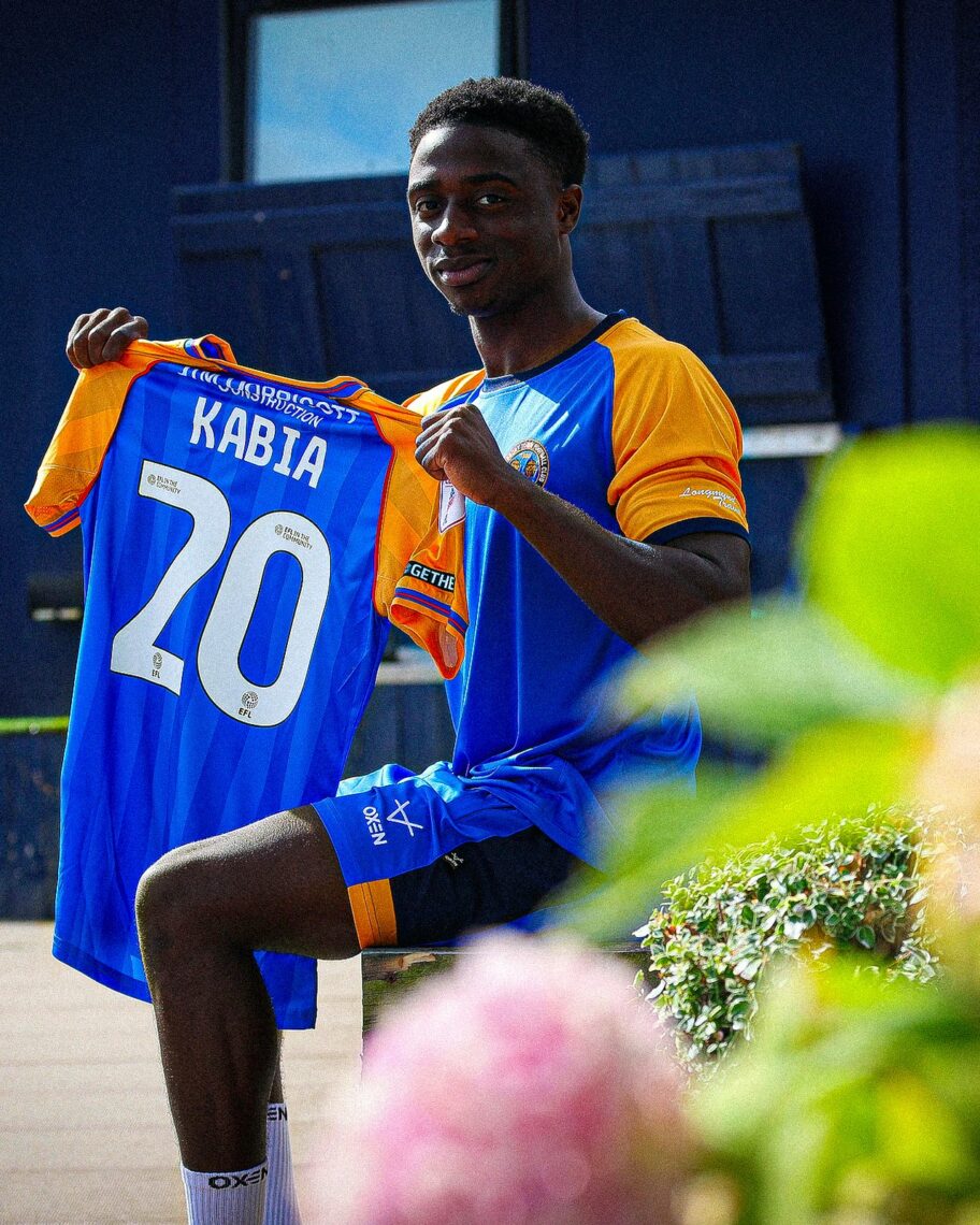 Ismeal Kabia signing for Shrewsbury Town (Photo via Shrewsbury Town on Twitter)