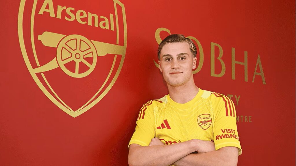 Jack Porter after signing his first professional contract (Photo via Arsenal.com)