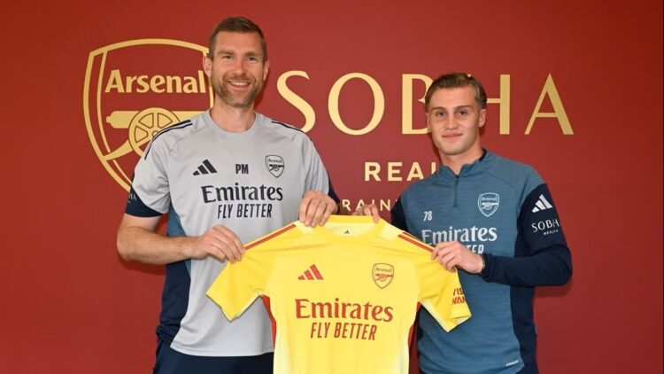 Jack Porter with Per Mertesacker after signing his first professional contract (Photo via Arsenal.com)