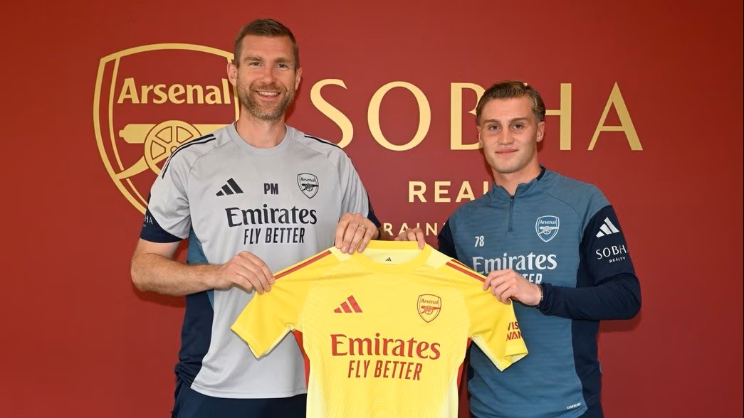 Jack Porter with Per Mertesacker after signing his first professional contract (Photo via Arsenal.com)