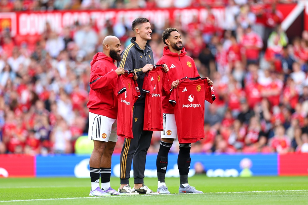 Sesko's agent plays down claims Arsenal move failed over money 4 MANCHESTER, ENGLAND: New signings Bryan Mbeumo, Benjamin Sesko and Matheus Cunha of Manchester United pose for a photo while holding match shirts prior to the pre-season friendly match between Manchester United and ACF Fiorentina at Old Trafford on August 09, 2025. (Photo by Molly Darlington/Getty Images)
