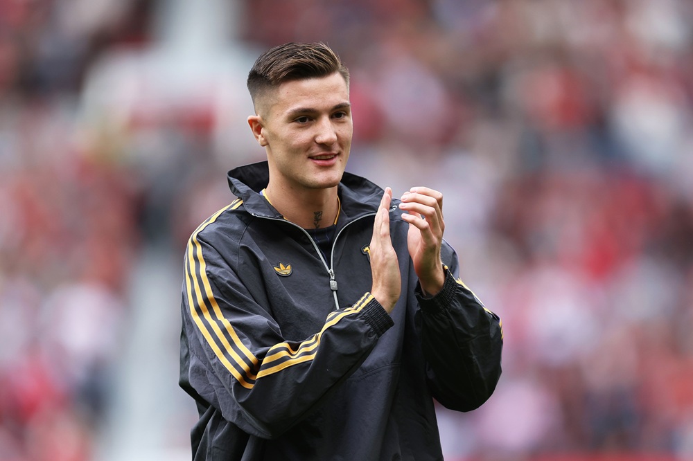 MANCHESTER, ENGLAND: Benjamin Sesko of Manchester United acknowledges the fans, as he is unveiled to the fans after signing for the team, prior to ...