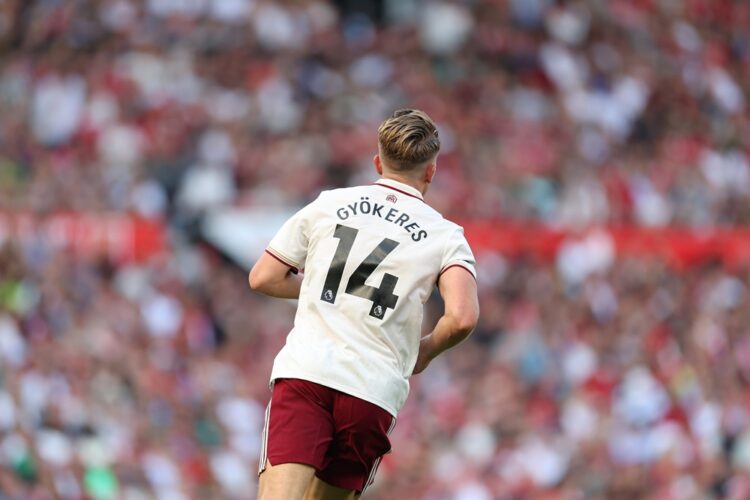 MANCHESTER, ENGLAND: Viktor Gyökeres of Arsenal during the Premier League match between Manchester United and Arsenal at Old Trafford on August 17,...