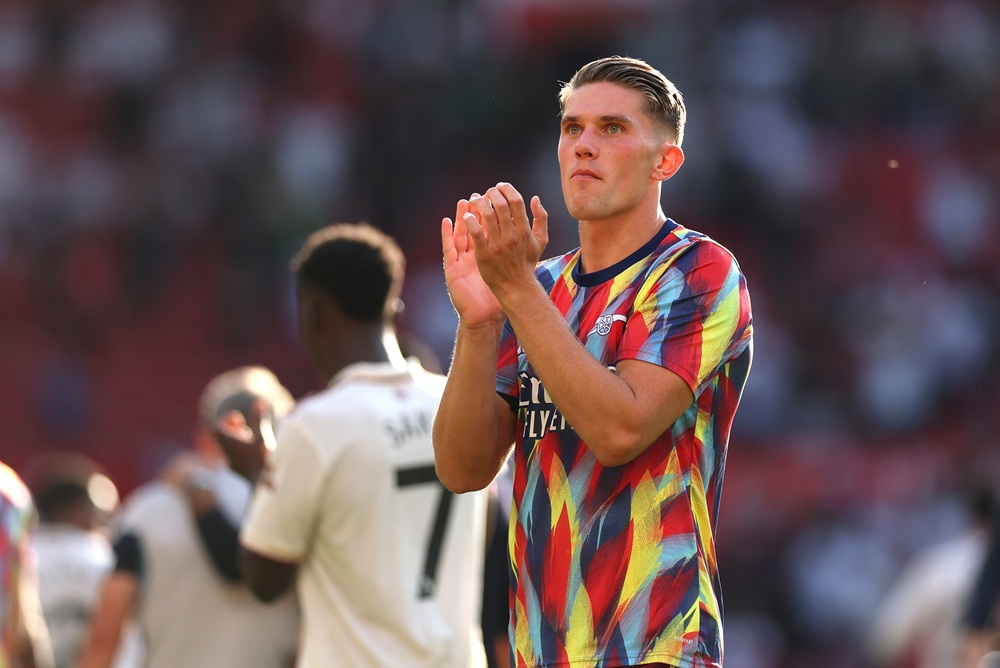 New Arsenal star to back agent in lawsuit vs former club & media 3 MANCHESTER, ENGLAND: Viktor Gyokeres of Arsenal applauds the fans after the Premier League match between Manchester United and Arsenal at Old Trafford on August 17, 2025. (Photo by Stu Forster/Getty Images)