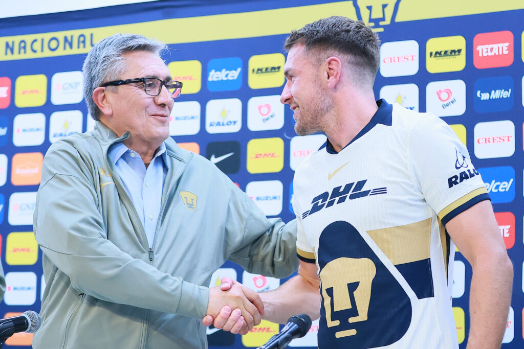 Injury delays ex-Gunner’s debut after surprise move 2 MEXICO CITY, MEXICO - JULY 03: Aaron Ramsey shakes hands with President of Pumas, Luis Raul Gonzalez Perez during his unveiling as new player of Pumas UNAM at La Cantera on July 03, 2025 in Mexico City, Mexico. (Photo by Manuel Velasquez/Getty Images)