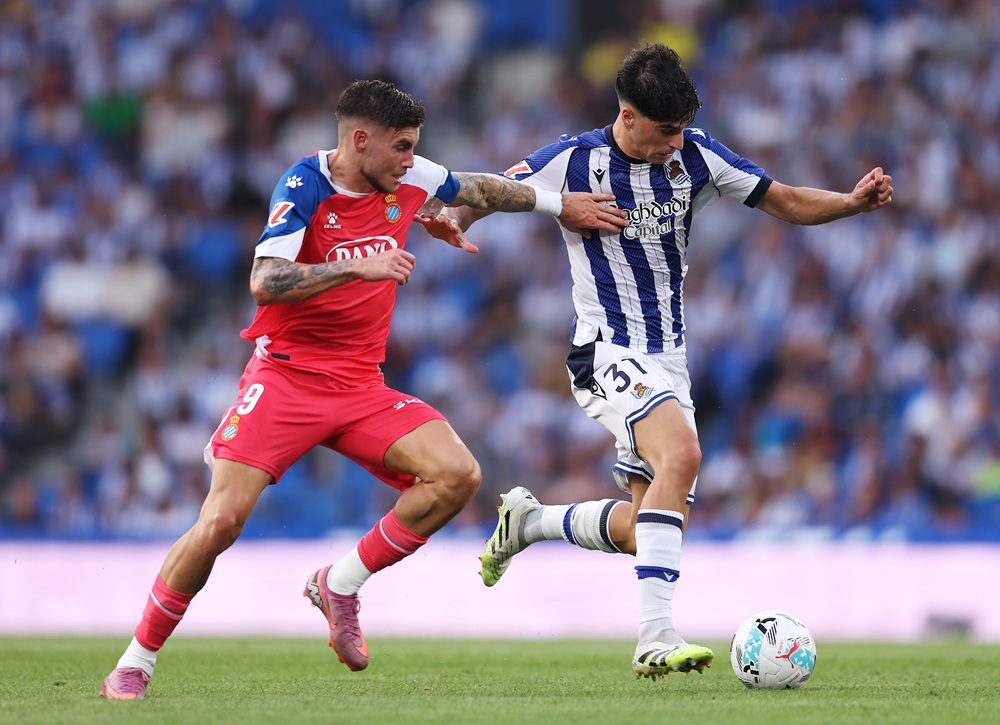 Arsenal track 19yo Real Sociedad defender 2 SAN SEBASTIAN, SPAIN: Jon Martin of Real Sociedad is challenged by Roberto Fernandez of RCD Espanyol during the LaLiga EA Sports match between Real Sociedad and RCD Espanyol de Barcelona at Estadio Anoeta on August 24, 2025. (Photo by Ion Alcoba Beitia/Getty Images)
