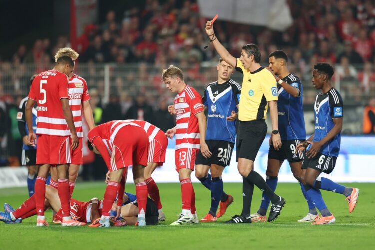 BERLIN, GERMANY: Fabio Vieira of Hamburger SV is shown a red card by Referee Deniz Aytekin during the Bundesliga match between 1. FC Union Berlin a...