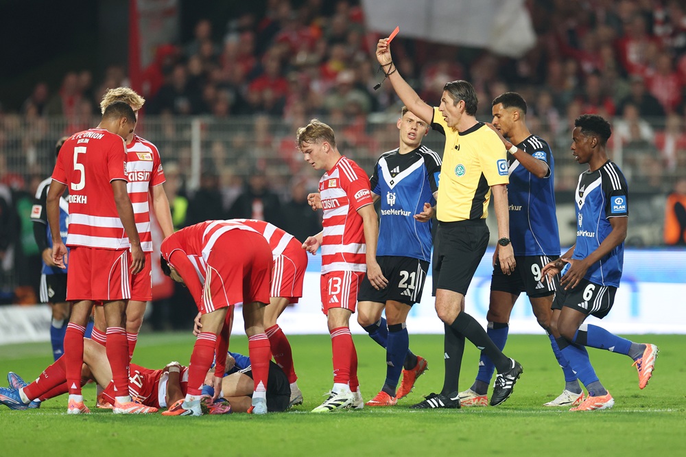 Berlín, Nemecko: Fabio Vieira z Hamburger SV je zobrazená červenou kartou rozhodcu Deniz Aytekin počas zápasu Bundesliga medzi 1.