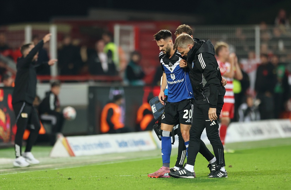 Arsenal loanee receives straight red for dangerous challenge 2 BERLIN, GERMANY: Fabio Vieira of Hamburger SV is helped off the pitch after receiving a red card during the Bundesliga match between 1. FC Union Berlin and Hamburger SV at Stadion An der Alten Foersterei on September 28, 2025. (Photo by Maja Hitij/Getty Images)