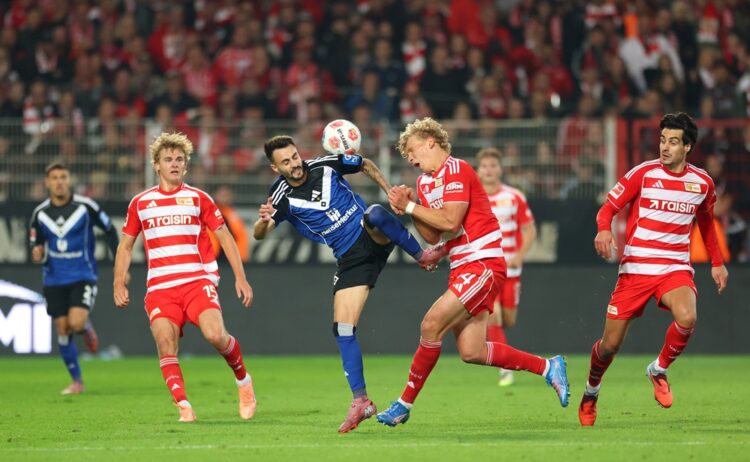 BERLIN, GERMANY: Fabio Vieira of Hamburger SV fouls Leopold Querfeld of 1.FC Union Berlin resulting in a red card during the Bundesliga match betwe...