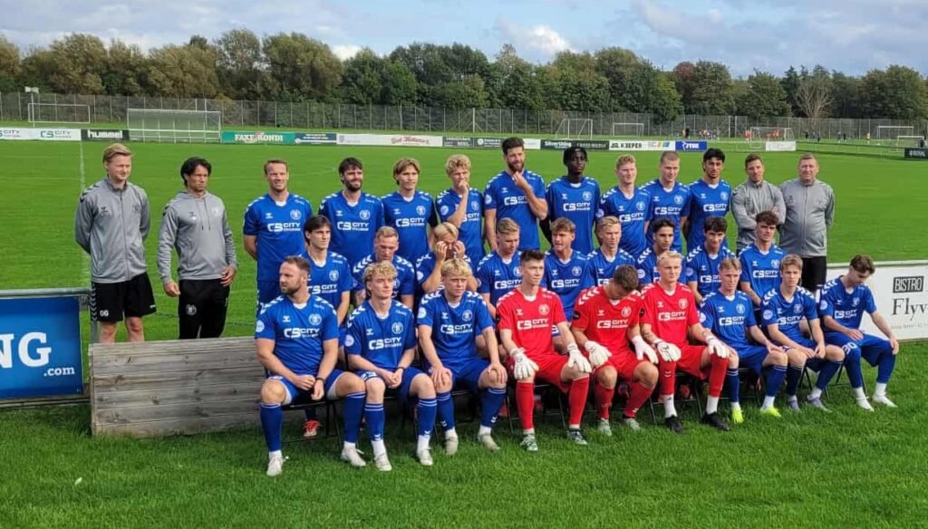 Lucas Nygaard with Brabrand IF for their squad photo (Photo via Brabrand IF on Instagram)
