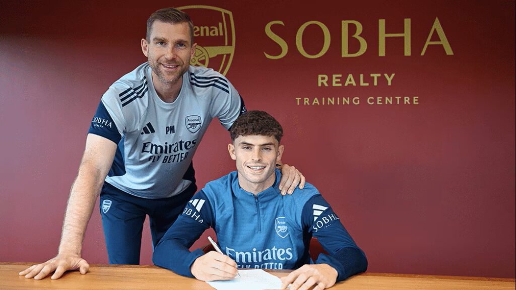 Archie Stevens with Per Mertsacker signing for Arsenal (Photo via Arsenal.com)
