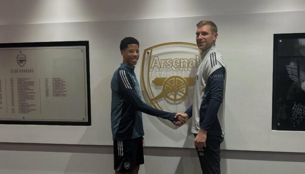Mishel Nduka shaking hands with Per Mertesacker after signing for Arsenal (Photo via Jeorge Bird on Twitter)