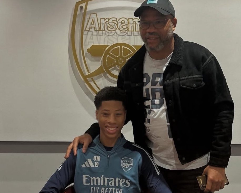 Mishel Nduka signing for Arsenal (Photo via Jeorge Bird on Twitter)