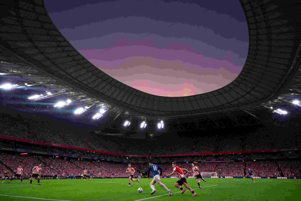 General view inside the stadium as Gabriel Martinelli of Arsenal runs with the ball during the UEFA Champions League 2025/26 League Phase MD1 match...