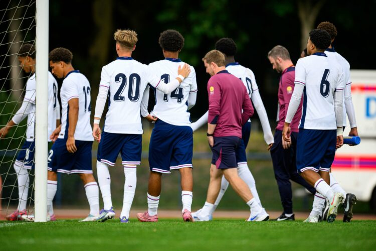 The England u17s leave the pitch (Photo via YouthHawk on Twitter)