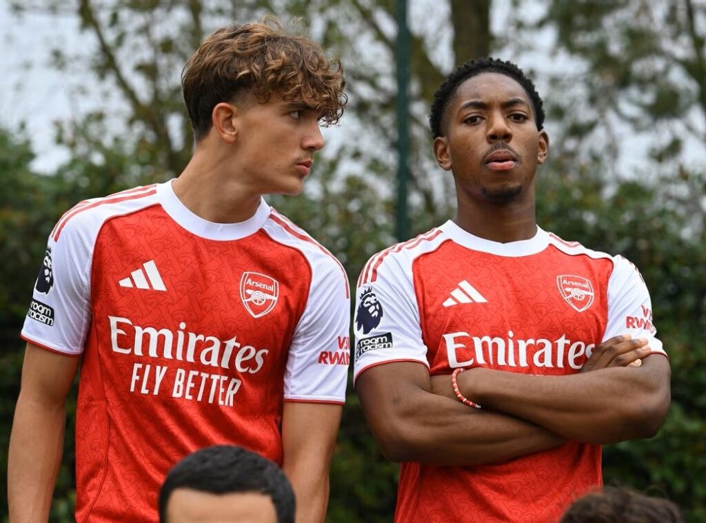 Max Dowman with the Arsenal squad for the first-team photo (Photo via Arsenal.com)