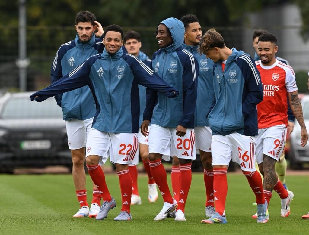 Max Dowman with the Arsenal squad for the first-team photo (Photo via Arsenal.com)