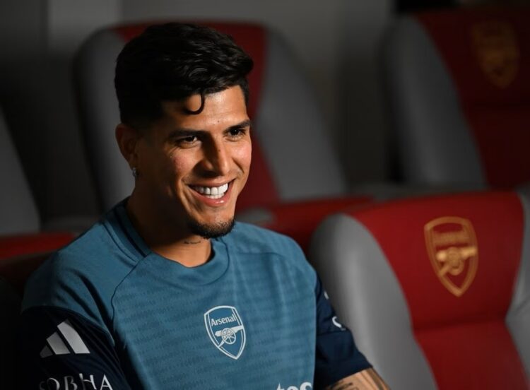 Piero Hincapie signing for Arsenal (Photo via Arsenal.com)