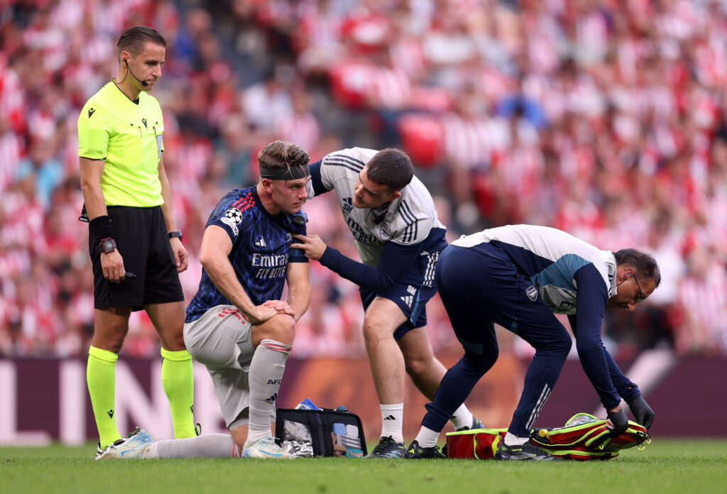 BILBAO, SPAIN - SEPTEMBER 16: Viktor Gyoekeres of Arsenal receives medical treatment for a head injury after a clash of heads with team mate Gabriel (not pictured) during the UEFA Champions League 2025/26 League Phase MD1 match between Athletic Club and Arsenal FC at Estadio de San Mames on September 16, 2025 in Bilbao, Spain. (Photo by Ion Alcoba Beitia/Getty Images)