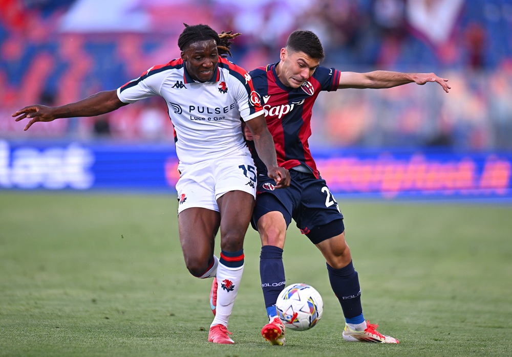 BOLOGNA, ITALY: Brooke Norton-Cuffy of Genoa battles for possession with Nicolo Cambiaghi of Bologna during the Serie A match between Bologna and Genoa at Stadio Renato Dall'Ara on May 24, 2025. (Photo by Alessandro Sabattini/Getty Images)