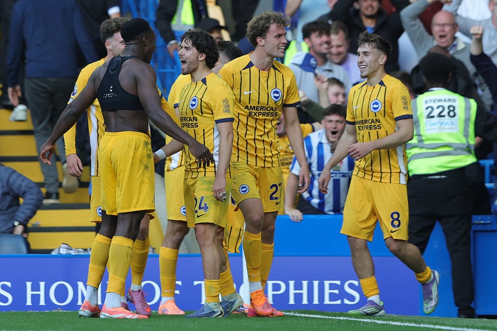 LONDON, ENGLAND: Danny Welbeck of Brighton & Hove Albion celebrates scoring his team's third goal with teammates during the Premier League match between Chelsea and Brighton & Hove Albion at Stamford Bridge on September 27, 2025. (Photo by Bryn Lennon/Getty Images)