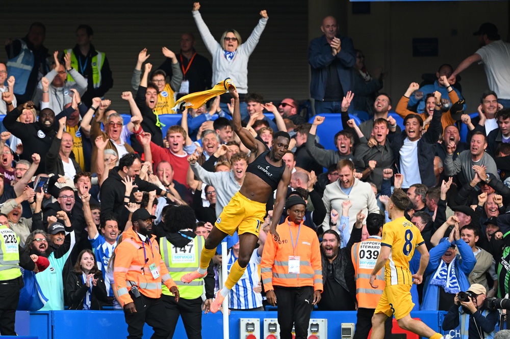 LONDON, ENGLAND: Danny Welbeck of Brighton & Hove Albion celebrates scoring his team's first goal during the Premier League match between Chelsea and Brighton & Hove Albion at Stamford Bridge on September 27, 2025. (Photo by Clive Mason/Getty Images)