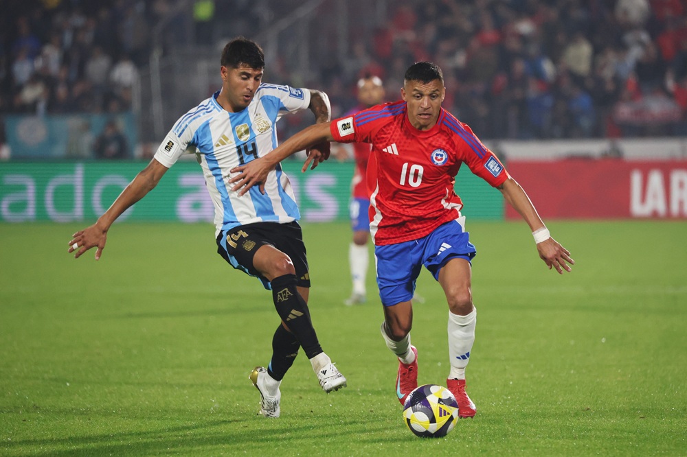 Former Gunner wants to play at World Cup aged 41 3 SANTIAGO, CHILE: Alexis Sánchez of Chile controls the ball whilst under pressure from Exequiel Palacios of Argentina during the FIFA World Cup 2026 Qualifier match between Chile and Argentina at Estadio Nacional de Chile on June 05, 2025. (Photo by Marcelo Hernandez/Getty Images)