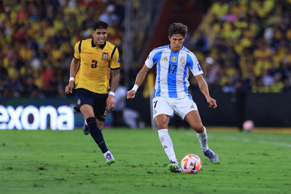 Liverpool player confronts Arsenal summer signing in international clash 4 GUAYAQUIL, ECUADOR: Giuliano Simeone of Argentina controls the ball against Piero Hincapié of Ecuador during the South American FIFA World Cup 2026 Qualifier match between Ecuador and Argentina at Estadio Monumental Isidro Romero Carbo on September 09, 2025. (Photo by Franklin Jacome/Getty Images)
