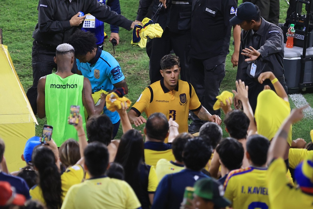 GUAYAQUIL, ECUADOR: Piero Hincapié of Ecuador greets fans after winning the South American FIFA World Cup 2026 Qualifier match between Ecuador and Argentina at Estadio Monumental Isidro Romero Carbo on September 09, 2025. (Photo by Franklin Jacome/Getty Images)