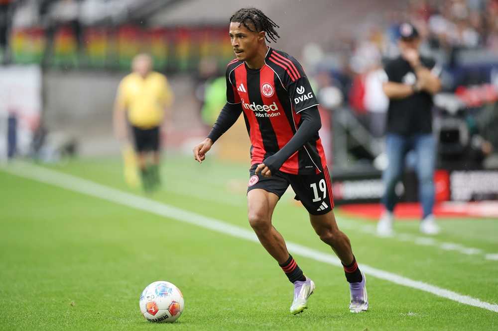 FRANKFURT AM MAIN, GERMANY: Jean Bahoya of Eintracht Frankfurt controls the ball during the Bundesliga match between Eintracht Frankfurt and 1. FC Union Berlin at Deutsche Bank Park on September 21, 2025. (Photo by Alex Grimm/Getty Images)