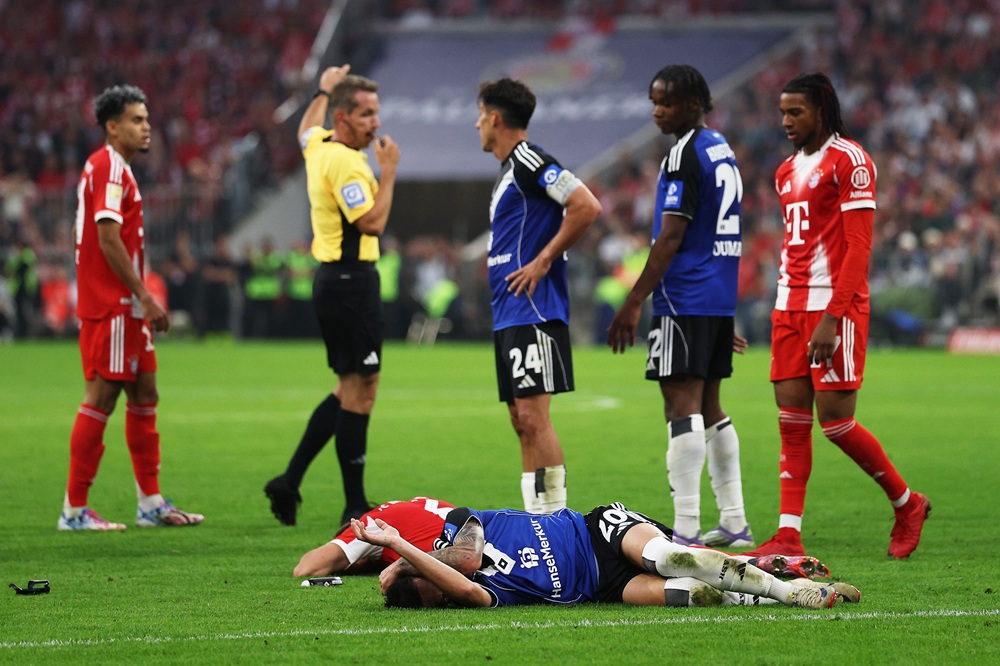 2 Arsenal players make loan debuts 2 MUNICH, GERMANY: Joshua Kimmich of Bayern Munich and Fabio Vieira of Hamburger SV during the Bundesliga match between FC Bayern München and Hamburger SV at Allianz Arena on September 13, 2025. (Photo by Adam Pretty/Getty Images)