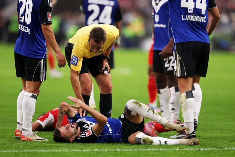 MUNICH, GERMANY: Fabio Vieira of Hamburger SV goes down with an injury during the Bundesliga match between FC Bayern München and Hamburger SV at Al...
