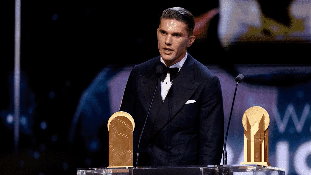 Viktor Gyokeres with the Gerd Müller Trophy (Photo via Arsenal.com)