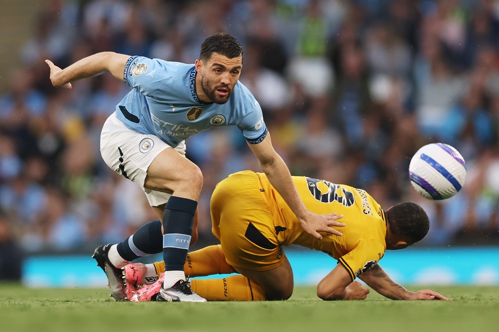 MANCHESTER, ENGLAND: Joao Gomes of Wolverhampton Wanderers is challenged by Mateo Kovacic of Manchester City during the Premier League match between Manchester City FC and Wolverhampton Wanderers FC at Etihad Stadium on May 02, 2025. (Photo by Carl Recine/Getty Images)