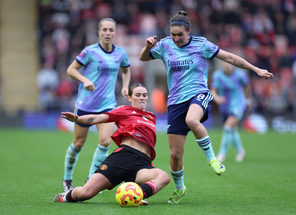 Slegers: Arsenal preparing for intense Manchester United encounter 2 LEIGH, ENGLAND - NOVEMBER 03: Grace Clinton of Manchester United challenges Mariona Caldentey of Arsenal during the Barclays Women's Super League match between Manchester United and Arsenal at Leigh Sports Village on November 03, 2024 in Leigh, England. (Photo by Alex Livesey/Getty Images)