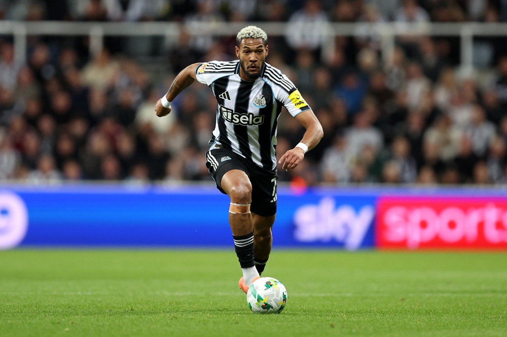 NEWCASTLE UPON TYNE, ENGLAND: Joelinton of Newcastle United runs with the ball during the Carabao Cup Third Round match between Newcastle United and Bradford City at St James' Park on September 24, 2025. (Photo by George Wood/Getty Images)