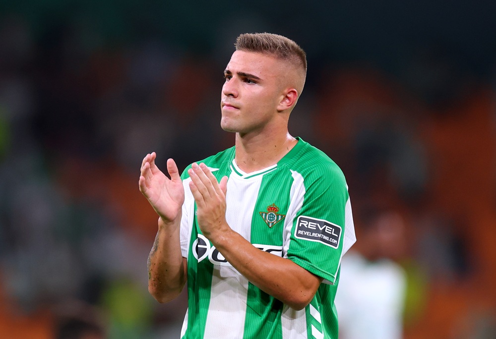SEVILLE, SPAIN: Pablo Garcia of Real Betis acknowledges the fans after the LaLiga EA Sports match between Real Betis Balompie and Real Sociedad at Estadio La Cartuja on September 19, 2025. (Photo by Fran Santiago/Getty Images)
