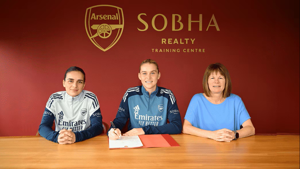 Alessia Russo signs her new contract with Arsenal (Photo via Arsenal.com)