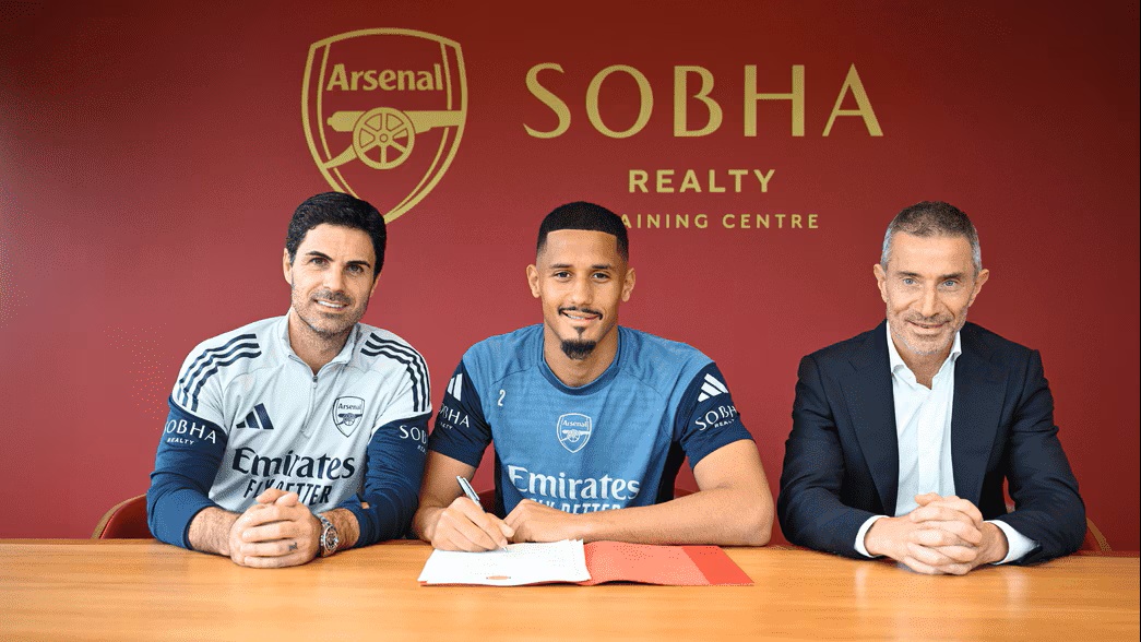 William Saliba signing his new contract with Arsenal (Photo via Arsenal.com)