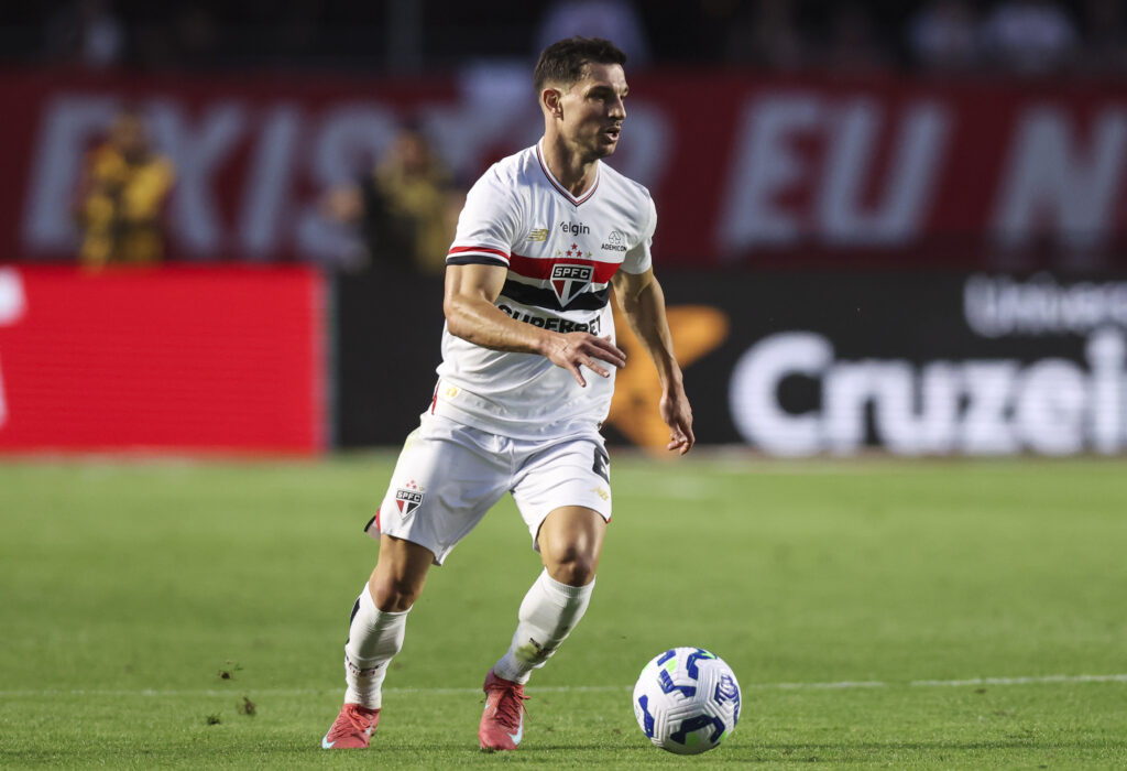 SAO PAULO, BRAZIL - JULY 27: Cedric Soares of Sao Paulo cpntrols the ball during a Brasileirao 2025 match between Sao Paulo and Fluminense at MorumBIS Stadium on July 27, 2025 in Sao Paulo, Brazil. (Photo by Alexandre Schneider/Getty Images)