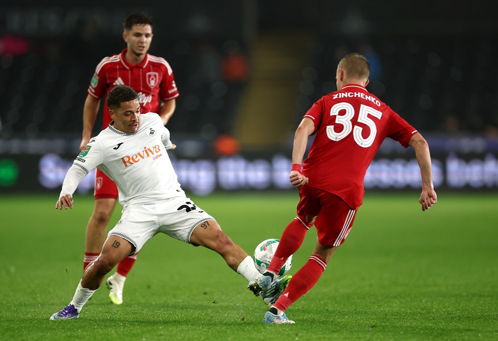 Arsenal loanee's debut doesn't go to plan amid shock cup exit 2 SWANSEA, WALES: Oleksandr Zinchenko of Nottingham Forest is challenged by Manuel Benson of Swansea City during the Carabao Cup Third Round match between Swansea City and Nottingham Forest at Swansea.com Stadium on September 17, 2025. (Photo by Dan Istitene/Getty Images)