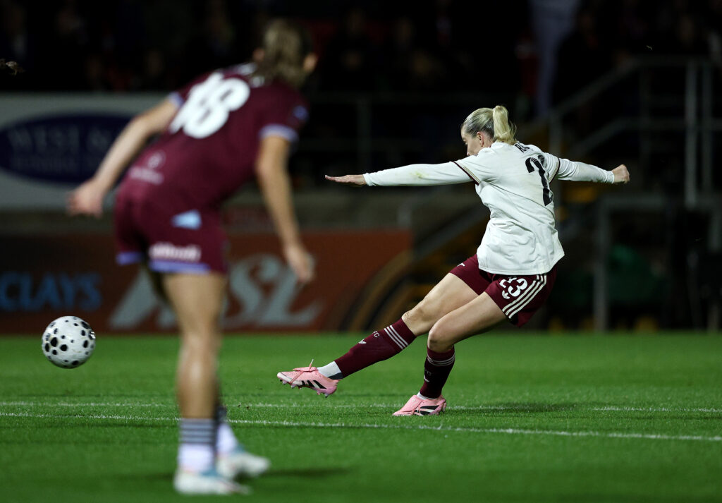 DAGENHAM, ENGLAND - SEPTEMBER 12: Alessia Russo of Arsenal scores her team's fourth goal during the Barclays Women's Super League match between West Ham United and Arsenal at Chigwell Construction Stadium on September 12, 2025 in Dagenham, England. (Photo by James Fearn/Getty Images)