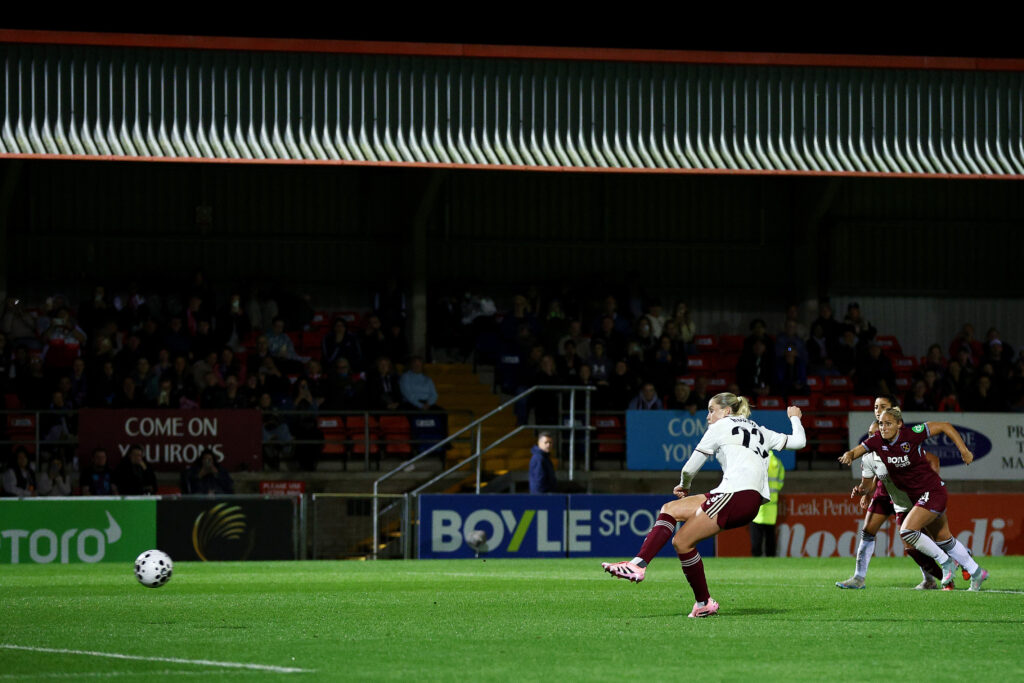 DAGENHAM, ENGLAND - SEPTEMBER 12: Alessia Russo of Arsenal scores her team's fifth goal from the penalty spot during the Barclays Women's Super League match between West Ham United and Arsenal at Chigwell Construction Stadium on September 12, 2025 in Dagenham, England. (Photo by James Fearn/Getty Images)